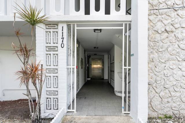 1170 ne 191st st 35, photograph 3