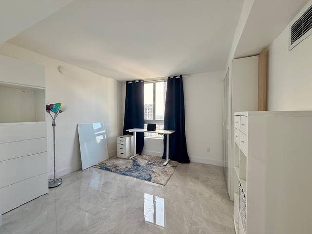 90 sw 3rd st 3306, photograph 8
